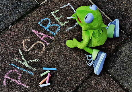 straßenkreide, typografiske fejl, Kermit, frø, kridt, maling, jord, pixabay, farverig, gade kridt, tegne, malet, tegning, maleri, blødt legetøj, udstoppet dyr, frøer, sjov, nuttet, skriftlig, skrifttype, Kunst og håndværk, høj vinkel visning, repræsentation, grøn farve, kreativitet, ingen mennesker, kridt - kunstudstyr, dag, multi farvet, håndværk, legetøj, tæt på, vej, kridt tegning, meddelelse, natur, udendørs, menneskelig repræsentation, 4K, CC0, offentligt domæne, royaltyfrie