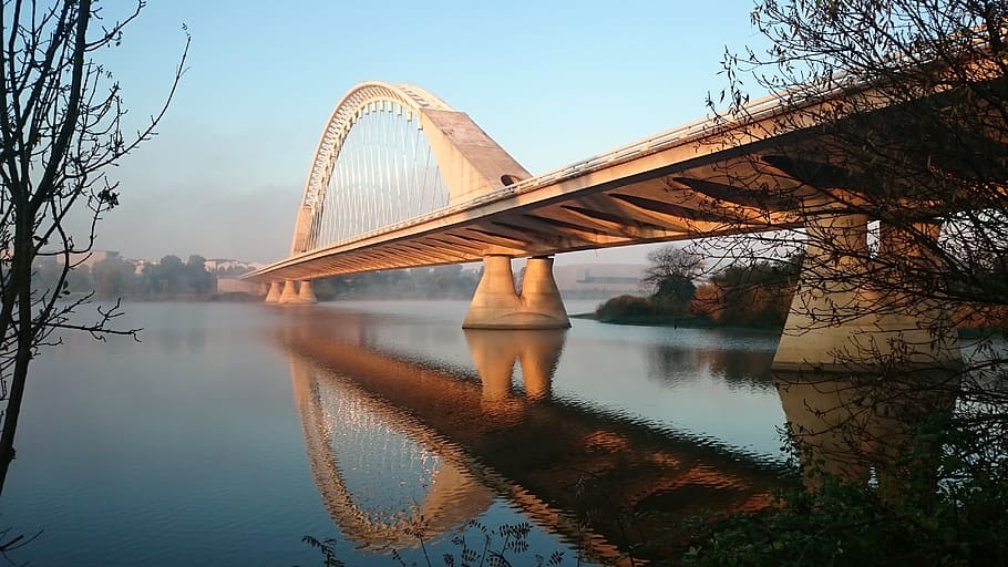 grau, Beton, Brücke, Wasser, Blau, Himmel, die Architektur, Bogenbrücke, Fluss, Struktur, Reflexion, Natur, eine Person, Baum, See, Schönheit in der Natur, Frau, Ruhe, Pflanze, Tag, ruhige Szene, Erwachsene, draußen, idyllisch, 4K
