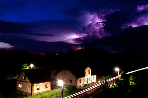 fotografia, nero, Casa, bullone, nube, Pericolo, drammatico, elettricità, energia, illuminazione, paesaggio, luce, fulmine, notte, all'aperto, pioggia, cielo, tempesta, tempestoso, sciopero, tuono, temporale, tempo metereologico, crepuscolo, nuvola - cielo, architettura, esterno dell'edificio, illuminato, struttura costruita, costruzione, natura, quartiere residenziale, nessuno, città, albero, potere in natura, lampione, buio, infausto, 1080P, CC0, dominio pubblico, privo di copyright