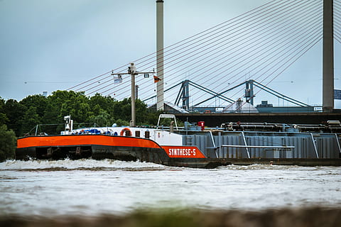 error, vaixell, riu, ona d'arc, pont de la carretera, navegació fluvial, Rin, arrencada, kahn, molls de pont, pont, friedrich-ebert-bridge, bonn, transport, aigua, cel, manera de transport, arquitectura, vaixell nàutic, estructura construïda, cap gent, dia, naturalesa, connexió, a l'aire lliure, cable, centrar-se en fons, grua - maquinària de construcció, cel clar, 5K, CC0, domini públic, lliure de regalies