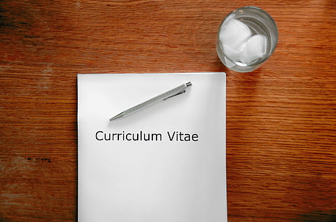 grigio, fare clic su penna, bianca, superficie, applicazione, curriculum vitae, colloquio, colloquio di lavoro, nessuno, penna, scrivania, testo, sceneggiatura occidentale, legno - materiale, in casa, tavolo, direttamente sopra, natura morta, comunicazione, Colore bianco, carta, vista dall'alto, cibo e bevande, avvicinamento, mobilia, assistenza sanitaria e medicina, lettera maiuscola, Messaggio, 4K, CC0, dominio pubblico, privo di copyright