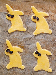 Pasqua, conill de Pasqua, pastissos de pasqua, conill, enfornar, massa, ausstecherle, recepta, forn, cookie, pastisseria fina, petits pastissos, galeta, pansa, mafiós, paper encerat, groc, menjar i beguda, menjar, frescor, forma d'estrella, cap gent, a l'interior, forma, primer pla, representació, natura morta, al forn, menjar dolç, disseny, grup mitjà d'objectes, grup d'objectes, representació animal, creativitat, festa, berenar, temptació, 2K, CC0, domini públic, lliure de regalies