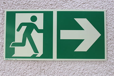 grüne ausfahrt schild, Schild, Hinweis, Verzeichnis, Pfeil, Information, Tafel, Risiko, Zeichen, Informationstafeln, Weg, Richtung, Passage, Fluchtweg, Notausgang, Ausfahrt, Ausweg, Ausgabe, Flucht, Notfall, Grün, grüne Farbe, Sicherheit, Beratung, draußen, keine Leute, Kommunikation, Hinweisschild, Darstellung, Tag, menschliche Darstellung, Nahansicht, Text, Pfeilsymbol, Wandbau - Funktion, Symbol, Richtungszeichen, westliche Schrift, Wand, die Architektur, Botschaft, 5K, CC0, gemeinfrei, lizenzfrei