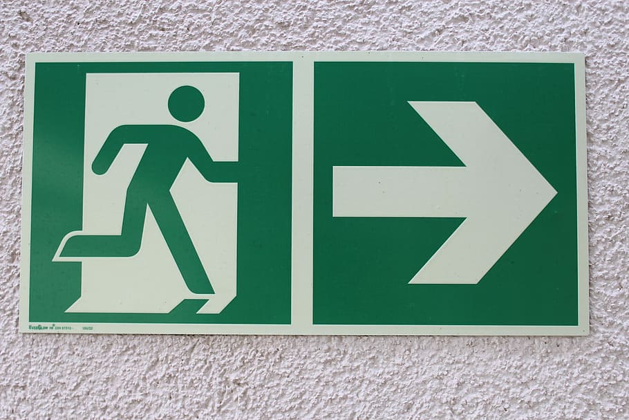 indicador de sortida verd, escut, nota, directori, fletxa, informació, pissarra, risc, signe, taulers d’informació, lluny, direcció, personatges, passatge, ruta d'escapament, sortida d'emergència, sortir, sortida, escapar, emergència, verd, color verd, seguretat, orientació, a l'aire lliure, cap gent, comunicació, signe d'informació, representació, dia, representació humana, primer pla, text, símbol de fletxa, funció de construcció de parets, símbol, senyal direccional, guió occidental, paret, arquitectura, missatge, 5K