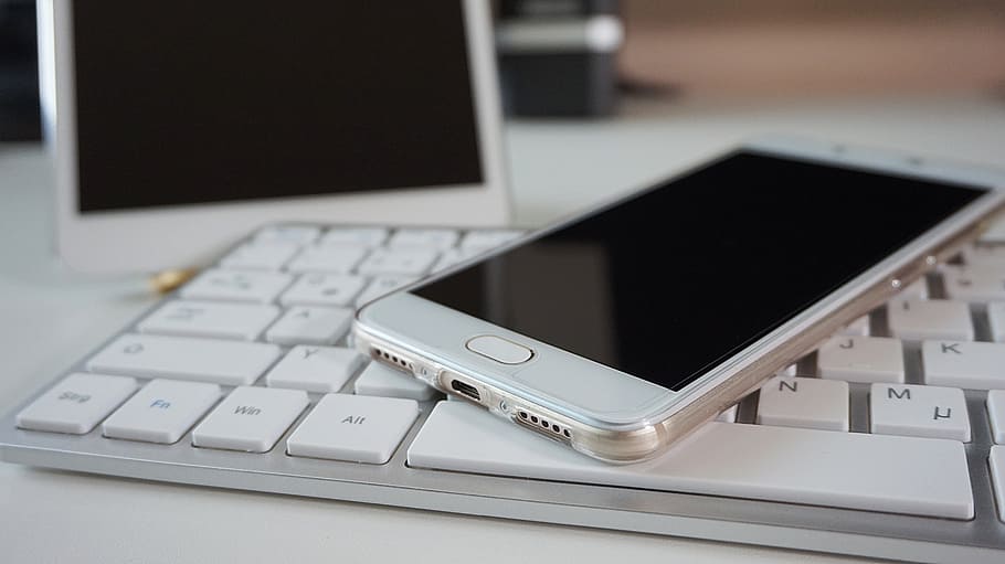 iphone daurat 7, smartphone, tauleta, teclat, ipad, tecnologia cel·lular, tecnologia, portàtil, ordinador, telèfon mòbil, tecnologia sense fils, comunicació, mobilitat, cap gent, equipament, modern, Internet, en blanc, telèfon intel·ligent, telèfon, monitor d’ordinador, negocis, comunicacions globals, primer pla, teclat d’ordinador, pantalla tàctil, escriptori, taula, còpia espai, PC d'escriptori, connexió, equips informàtics, xarxa d’ordinadors, oficina, dispositiu d’informació portàtil, a l'interior, portabilitat, color plata, 5K
