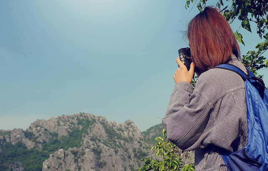 landskab, bjerge, natur, himmel, baggrund, rygsæk, backpacker, kamera, skyer, dagslys, miljø, pige, grøn, høj, udendørs, person, fotograf, klipper, stenet bjerg, naturskøn, tager foto, træ, udsigt, kvinde, rigtige mennesker, fritidsaktivitet, livsstil, bagfra, Kvinder, voksen, afslappet tøj, bjerg, mennesker, ung voksen, dag, to personer, frisure, taljen op, aktivitet, fotografere, samvær, unge kvinder, par - forhold, 4K