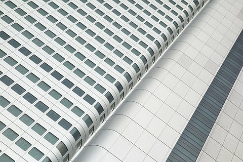 edificio in cemento bianco, architettura, costruzione, infrastruttura, struttura, istituzione, appartamento, finestre, condominio, Hotel, attività commerciale, modello, struttura costruita, esterno dell'edificio, moderno, città, nessuno, curva, ufficio, caratteristica architettonica, edificio per uffici esterno, sfondi, fotogramma intero, giorno, Inquadratura dal basso, futuristico, all'aperto, design, astratto, soffitto, grattacielo, acciaio, calcestruzzo, 5K, CC0, dominio pubblico, privo di copyright