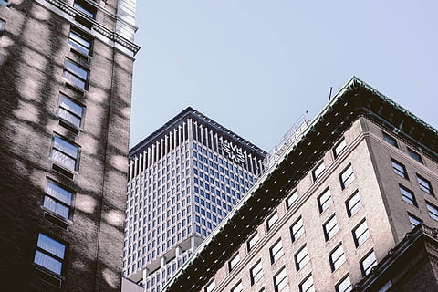 architettonico, fotografia, edifici di vetro, Basso, vista d'angolo, grattacielo, costruzione, grigio, nero, calcestruzzo, edifici, angolo basso, finestra, Torre, architettura, esterno dell'edificio, scena urbana, struttura costruita, città, edificio per uffici, New York City, cielo, vetro - materiale, distretto del centro, architettura ed edifici, moderno, nessuno, all'aperto, attività commerciale, manhattan - new york city, vita di città, Inquadratura dal basso, giorno, natura, cielo sereno, alto - alto, edificio per uffici esterno, quartiere residenziale, ufficio, scala di sicurezza, luce del sole, 4K, CC0, dominio pubblico, privo di copyright