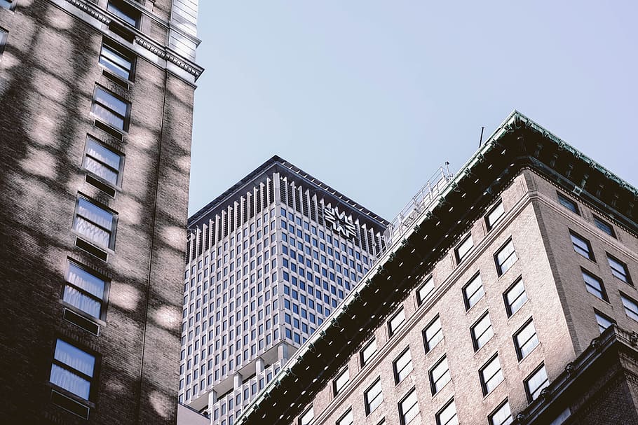 architettonico, fotografia, edifici di vetro, Basso, vista d'angolo, grattacielo, costruzione, grigio, nero, calcestruzzo, edifici, angolo basso, finestra, Torre, architettura, esterno dell'edificio, scena urbana, struttura costruita, città, edificio per uffici, New York City, cielo, vetro - materiale, distretto del centro, architettura ed edifici, moderno, nessuno, all'aperto, attività commerciale, manhattan - new york city, vita di città, Inquadratura dal basso, giorno, natura, cielo sereno, alto - alto, edificio per uffici esterno, quartiere residenziale, ufficio, scala di sicurezza, luce del sole, 4K