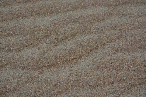 Sandstrand, Hintergrund, Sand, Strand, Hintergründe, Textil-, texturiert, abstrakt, grau, Muster, Vollbild, keine Leute, Land, braun, Tag, High Angle View, Natur, draußen, Nahansicht, Ruhe, Beige, Sonnenlicht, Schönheit in der Natur, natürliches Muster, Rau, 5K, CC0, gemeinfrei, lizenzfrei