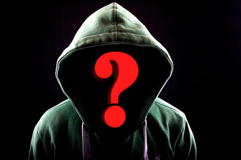 person, iført, grønn, genser med hette, spørsmålstegn, hacker, angrep, maske, internett, anonym, binær, en, cyber, forbrytelse, kybernetikk, kunstig intelligens, funksjon, krets, digitalt, intelligent, futuristiske, datavitenskap, teknologi, null, datamaskin, datavirus, data, data utveksling, kommunikasjon, nettverk, programmering, kalkulator, serveren, manus, trojan, virus, virus advarsel, hodeskudd, portrett, svart bakgrunn, én person, skjult ansikt, ukjennelig person, forfra, studio skudd, hette, hette - klær, hettejakke, skilt, innendørs, klær, nærbilde, ond, skjule, følelse, mørk, menneskelig ansikt, 5K, CC0, offentlig domene, opphavsrett gratis