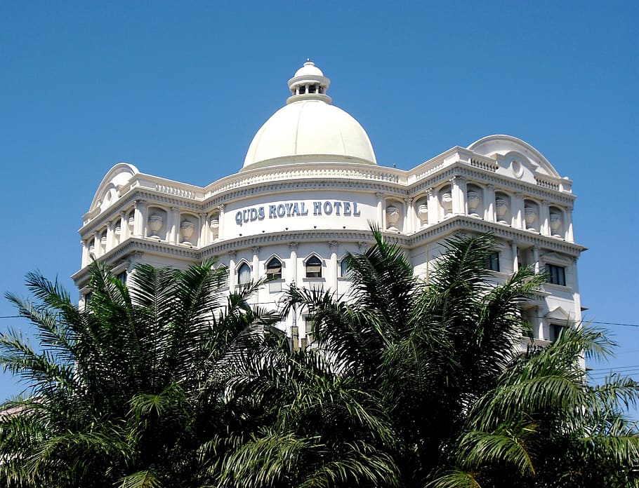 hotel, Surabaya, eas, java, indonèsia, Java oriental, asiàtic, edifici, arquitectura, cúpula, arbre, estructura construïda, govern, columna arquitectònica, Palmera, cel, clima tropical, cel clar, destinacions de viatge, planta, exterior de l'edifici, naturalesa, vista d’angle baix, cap gent, turisme, blau, dia, creixement, viatjar, a l'aire lliure, 2K