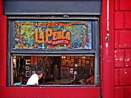 mennesker, inde, la, perla butik, perla caminito facade, la perla, de, Caminito, urban scene, gade, byliv, redaktionelle, rød, udendørs, detail, vindue, voksen, kun voksne, tekst, arkitektur, meddelelse, rigtige mennesker, bygget struktur, bygning udvendig, dag, vestlige script, indgang, en person, dør, fritidsaktivitet, bagfra, livsstil, by, Kvinder, tro, 2K, CC0, offentligt domæne, royaltyfrie