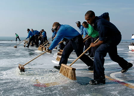 mensen, het dweilen, verdieping, samenspel, schrobben, vlucht, dek, vliegdekschip, zeelieden, bemanning, schip, vaartuig, leger, marine, groep mensen, echte mensen, water, mannen, schoonmaak, dag, natuur, levensstijlen, vrijetijdsbesteding, bezetting, bezem, zee, staand, vrouw, samenwerking, buitenshuis, visser, verontreiniging, 1080P, CC0, publiek domein, royaltyvrij