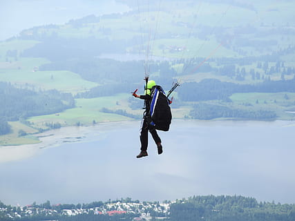 volo con paracadute, parapendio, giorno, volante, galleggiante, verde, blu, persone reali, avventura, mezz'aria, sport, sport estremi, attività di svago, natura, euforia, stili di vita, gioia, montagna, persone, movimento, uomini, bellezza nella natura, scenics - natura, persona irriconoscibile, all'aperto, la libertà, paracadutismo, 4K, CC0, dominio pubblico, privo di copyright