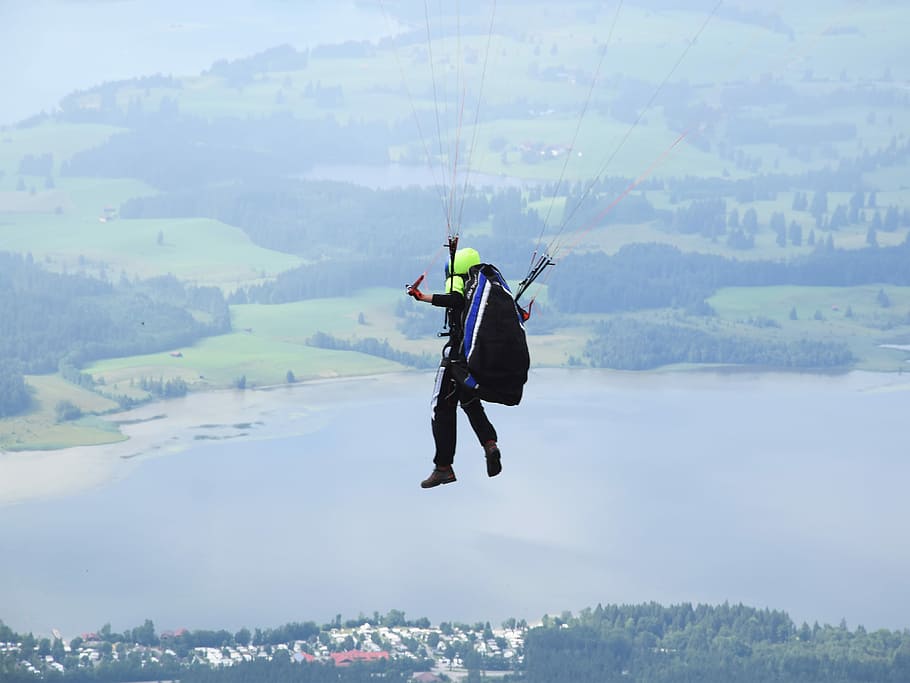 volo con paracadute, parapendio, giorno, volante, galleggiante, verde, blu, persone reali, avventura, mezz'aria, sport, sport estremi, attività di svago, natura, euforia, stili di vita, gioia, montagna, persone, movimento, uomini, bellezza nella natura, scenics - natura, persona irriconoscibile, all'aperto, la libertà, paracadutismo, 4K
