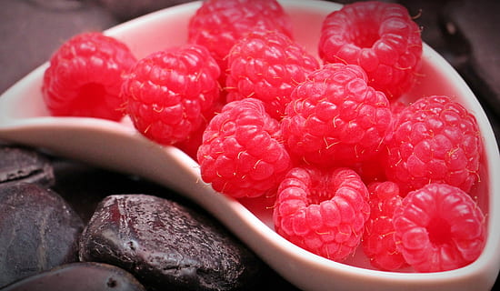 lampone, frutta, vitamine, delizioso rosso, dolce, salutare, vaccinium, cibo, mangiare, bacca, frutti di bosco, rosso bacca, estate, frisch, pietre, nero, Pietra nera, conchiglia, tazza bianca, lamponi in una ciotola, fiorire, fioritura, fiore viola, primavera, cibo e bevande, rosso, ciotola, cibo dolce, mangiare sano, freschezza, avvicinamento, natura morta, benessere, nessuno, in casa, fragola, indulgenza, grande gruppo di oggetti, tentazione, maturo, 4K, CC0, dominio pubblico, privo di copyright