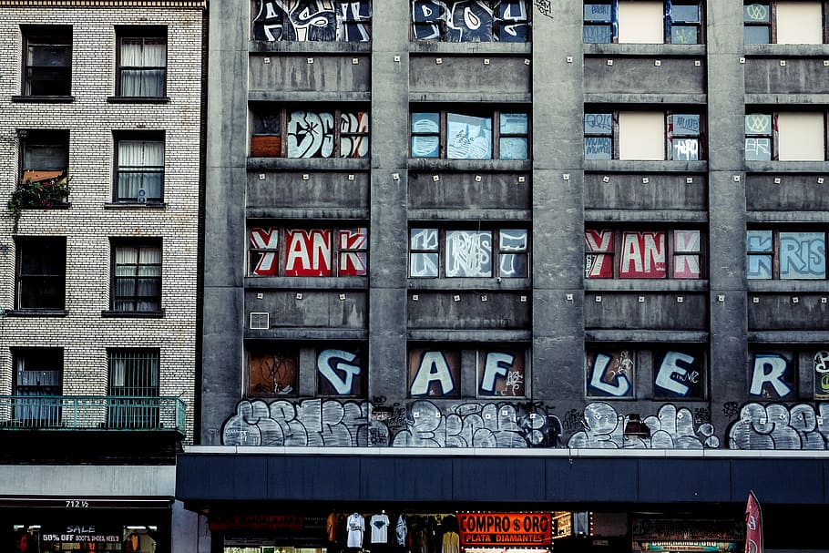 edifici de formigó negre, fotografia, edifici, façana, disseny, finestra, art, graffiti, text, dia, marc complet, a l'aire lliure, arquitectura, exterior de l'edifici, cap gent, comunicació, estructura construïda, guió occidental, signe, ciutat, informació, nombre, vista d’angle baix, vidre - material, guió, transport, 4K