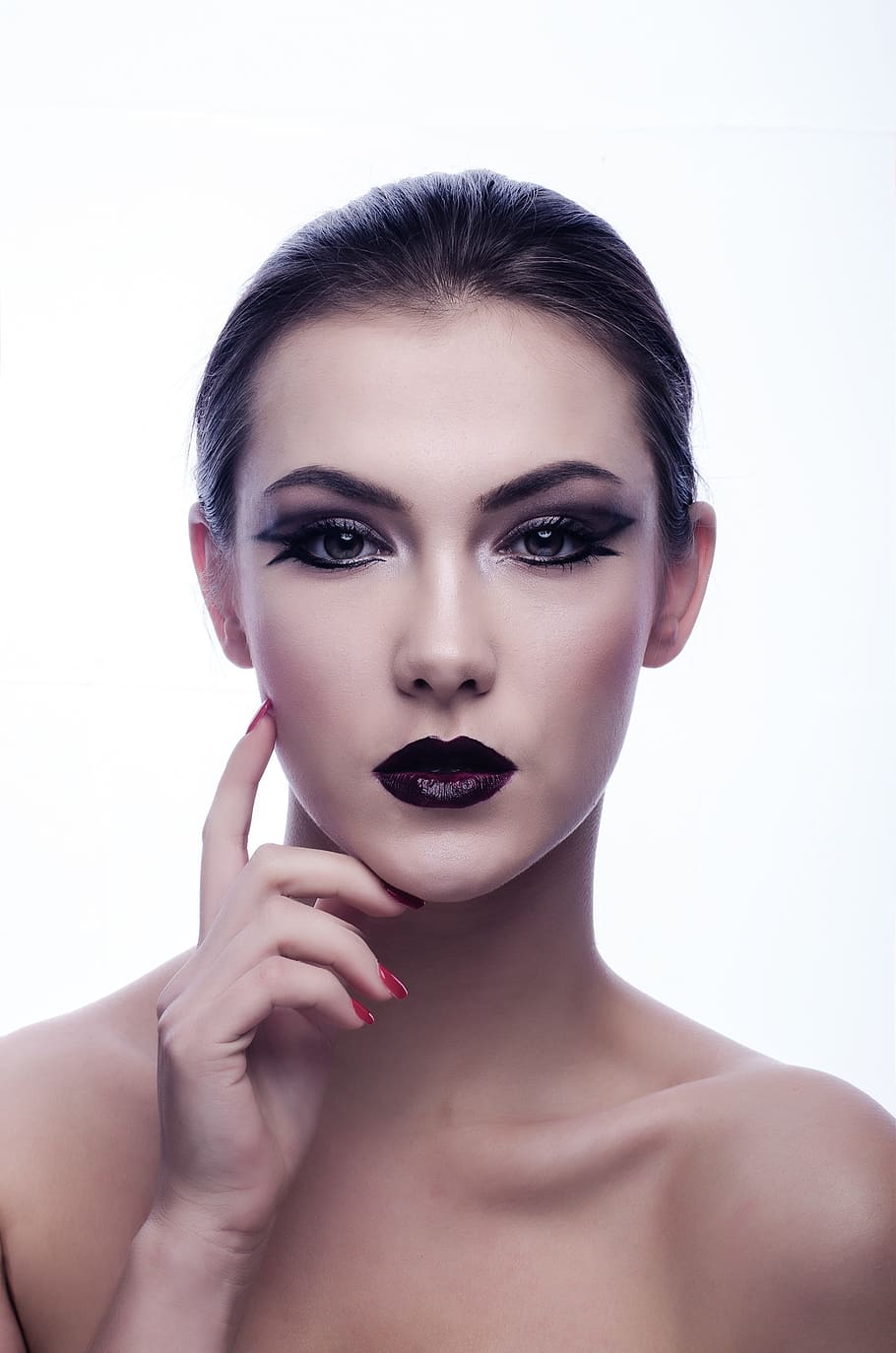 vrouw, vervelend, zwart, lippenstift, oogschaduw, mascara, poseren, voorkant, wit, achtergrond, niets, iets, portret, jonge volwassene, hoofdschot, studio opname, een persoon, verzinnen, mooie vrouw, schoonheid, vooraanzicht, kijkend naar de camera, jonge vrouwen, binnenshuis, witte achtergrond, volwassen, menselijk lichaamsdeel, levensstijlen, mode, nagel, kapsel, mond open, menselijk gezicht, menselijke lippen, 4K