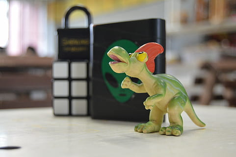 dinosaurus, gembok, asing, representasi hewan, perwakilan, dalam ruangan, mamalia, hewan, tidak ada orang, kamar domestik, punah, arca, tema binatang, mainan, seni dan kerajinan, fokus pada latar depan, interior rumah, meja, hari, patung, rumah, kreativitas, 2K, CC0, domain publik, bebas royalti