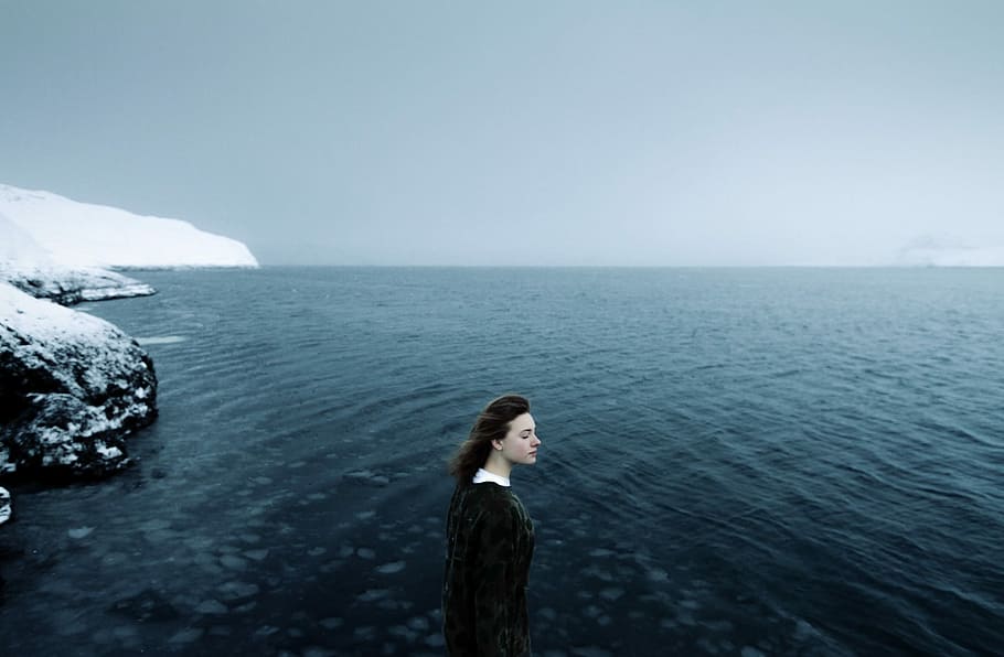 noia, negre, vestit, de peu, vora del mar, ple, neu, noia negra, vestit negre, mar, naturalesa, una persona, aigua, gent, a l'aire lliure, adult, imatge en color, ètnia caucàsica, homes, cel, una sola dona, només dones, només adults, dia, cabell llarg, adult jove, horitzó, cabell, horitzó sobre l’aigua, vista lateral, mirant, pentinat, còpia espai, bellesa a la natura, contemplació, dona guapa, 1080P