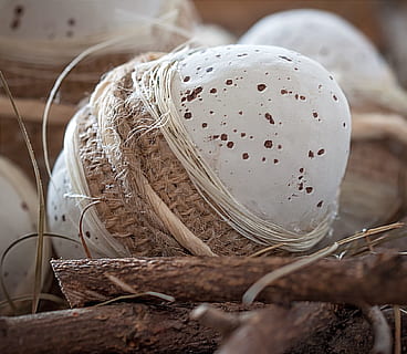 wit, bruin, ei, paasei, deco, ketellapper, natuurlijk product, Pasen, decoratie, dichtbij, voedsel, eten en drinken, detailopname, selectieve aandacht, geen mensen, houder, mand, binnenshuis, versheid, gezond eten, natuur, stilleven, focus op de voorgrond, hout - materiaal, groente, dag, fabriek, kruiderij, 1080P, CC0, publiek domein, royaltyvrij