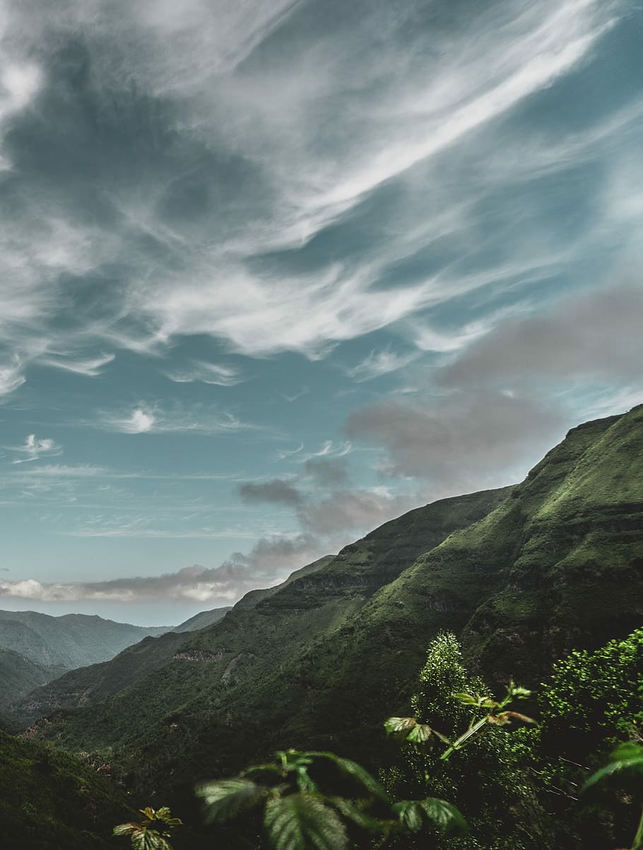 Grün, Berge, Blau, wolkig, Himmel, Berglandschaft, halb, tagsüber, Wolke, Hügel, Hang, Berg, Blatt, Blätter, Buchse, wolke - himmel, Szenen - Natur, Schönheit in der Natur, ruhige Szene, Ruhe, Nicht-städtische Szene, Umgebung, Gebirge, Natur, keine Leute, Landschaft, Pflanze, Tag, Baum, Fernbedienung, idyllisch, draußen, 4K