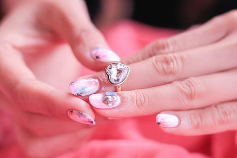 Frau, Rosa, Nagelkunstwerke Maniküre, Kunstwerke, Maniküre, Schmuck, Ring, menschliche Hand, Nahansicht, Frauen, Diamant, Menschen, Edelstein, Mode, Fingernagel, Schönheit, Hochzeit, Luxus, Verlobungsring, kaukasischer Abstammung, nur für Erwachsene, menschliches Körperteil, glänzend, Hand, Finger, Diamant - Edelstein, menschlicher Finger, pinke Farbe, Reichtum, selektiver Fokus, Körperteil, eine Person, Erwachsene, halten, Nagel, schöne Frau, silberfarben, 1080P, CC0, gemeinfrei, lizenzfrei