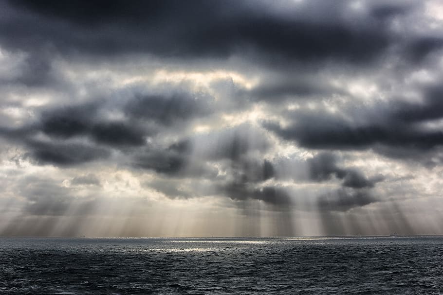 Fotografie, Sonne, erziehen, wolkig, Himmel, Karosserie, Wasser, Gewässer, Sonnenstrahlen, Meer, Wolken, Wellen, Ozean, maritim, Sonnenlicht, dunkle Wolken, Reflexionen auf dem Wasser, seelandschaft, Natur, klar, Sturm, Wetter, dunkel, szenen, wolke - himmel, Dramatischer Himmel, bedeckt, Gewitter, Sturmwolke, Horizont über Wasser, Schönheit in der Natur, Regen, Horizont, Umgebung, Monsun, nass, sintflutartiger Regen, keine Leute, extremes Wetter, bedrohlich, draußen, Meteorologie, Wind, 5K