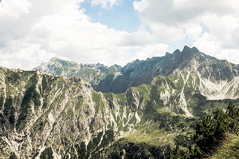 fjellene, dekket, grønn, gress, hvit, skyet, himmel, skyer, snø, fjell, serier, skies, natur, landskap, scenics, utendørs, fjellkjede, fjelltopp, sommer, panorama, ingen folk, grønn farge, dal, høyde, reise, sky - himmel, dag, naturskjønnhet - natur, skjønnhet i naturen, miljø, ro, rolig scene, ikke-urbane scene, anlegg, tre, land, fjern, nåletre, furutre, dannelse, 4K, CC0, offentlig domene, opphavsrett gratis