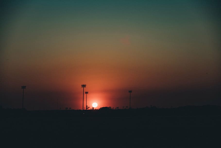 foto de la silueta, publicació, arbre, daurat, hores, dos, negre, pols, foto, nit, temps, posta de sol, vespre, tarda, fosc, cel, silueta, cap gent, aeroport, a l'aire lliure, pista d’aeroport, paisatge, boira, arquitectura, color taronja, il·luminat, estructura construïda, bellesa a la natura, medi ambient, escenics - natura, naturalesa, exterior de l'edifici, sol, tranquil·litat, escena tranquil·la, núvol - cel, 4K