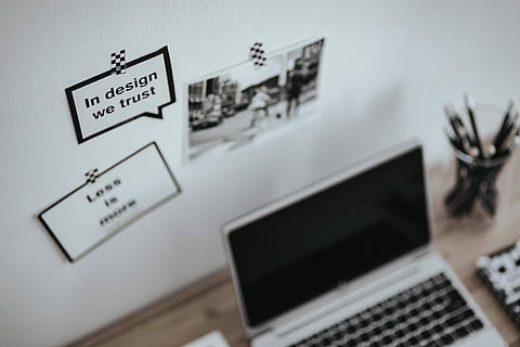 cartes, citations, noir et blanc, photo, ordinateur portable argent, inspirant, argent, portable, espace de travail, lieu de travail, ordinateur, citation, de motivation, devise, affaires, La technologie, l'Internet, Bureau, fermer, à l'intérieur, personne, journée, la communication, texte, Technologie sans fil, lien, personnes, mise au point sélective, la créativité, équipement informatique, papier, réseau informatique, table, 4K, CC0, domaine public, libre de droits