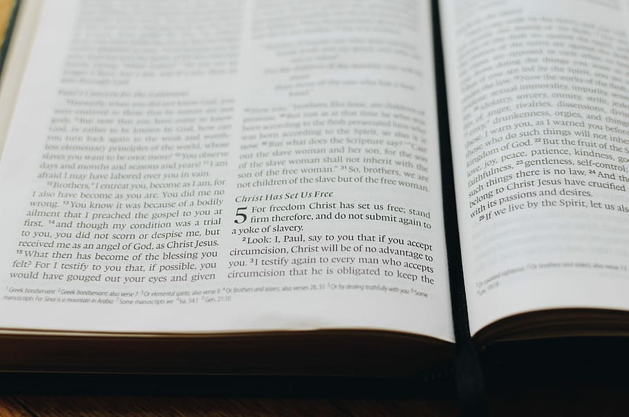 galats 5: 1, cristià, conjunt, nosaltres, bíblia., obert el llibre blanc, Escriptura, llibre, text, bíblia, nombre, capítol, dom, cinta, marcador, paraula, pàgina, passatge, galat, prega, llegir, imprimir, publicació, primer pla, a l'interior, cap gent, obert, educació, paper, comunicació, creença, religió, natura morta, saviesa, literatura, espiritualitat, aprenentatge, vista d’angle alt, experiència, llibre de text, estudiar, 2K