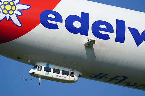 zdarzenie, zepelin, flugshow, transport, niebieski, dzień, na dworze, samolot, żadnych ludzi, środek transportu, pojazd powietrzny, porozumiewanie się, niebo, Natura, tekst, biały kolor, zbliżenie, latający, numer, znak, pismo zachodnie, niski kąt widzenia, podróżować, globalna komunikacja, 5K, CC0, domena publiczna, darmowe zdjęcia