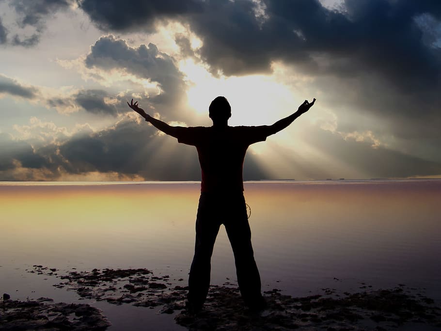 uomo, in piedi, davanti, corpo, acqua, raggi, meravigliarsi, luce del sole, meraviglioso, sole, luce, scenario, paesaggio, natura, silhouette, tramonto, spiritualità, persone, braccia distese, preghiere, braccia alzate, cielo, religione, una persona, scena tranquilla, uomini, retroilluminato, all'aperto, gente serena, zen, concetti e idee, la libertà, meditazione, rilassamento, Dio, retrovisore, arto, braccio umano, nuvola - cielo, bellezza nella natura, scenics - natura, persone reali, attività di svago, stili di vita, arto umano, 2K