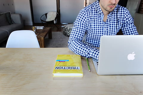 adam, kullanma, macbook, profesyonel, dizüstü, bilgisayar, teknoloji, iş, ofis, büro, tablo, Çalışma, yazarak, kitap, iletişim, kablosuz teknoloji, dizüstü bilgisayar kullanarak, bir kişi, oturma, içeriye, yetişkin, bağ, erkekler, mobilya, günlük kıyafet, önden görünüş, oturma odası, 5K, CC0, kamu malı, telif ücretsiz