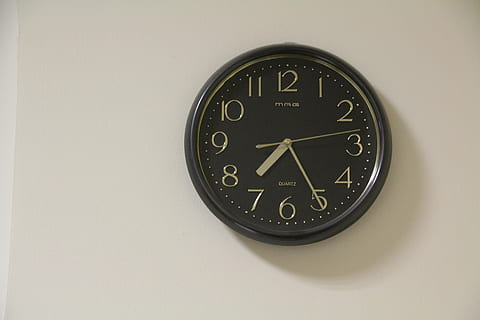 Uhr, Zeit, Morgen, Wanduhr, tipps, Zeitmessung, verstrichene Zeit, drinnen, Minutenzeiger, Wandbau - Funktion, einzelnes Objekt, Kreis, Geometrische Figur, Instrument der Zeit, Studioaufnahme, gestalten, Ziffernblatt, keine Leute, kopieren sie platz, Uhrzeiger, Nummer, weißer Hintergrund, Nahansicht, schwarze Farbe, Stunden Zeiger, 5K, CC0, gemeinfrei, lizenzfrei