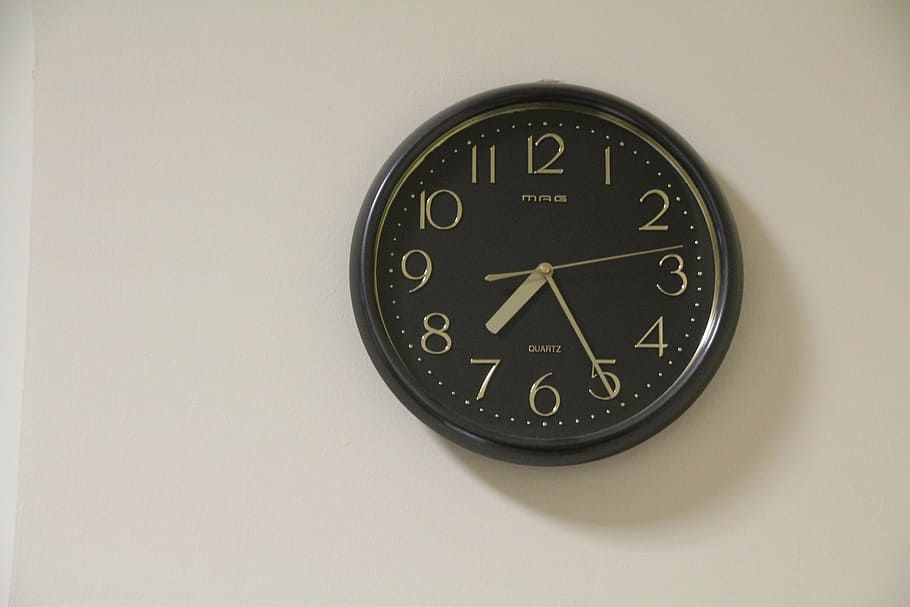 rellotge, temps, al matí, rellotge de paret, consells, mesura del temps, temps transcorregut, a l'interior, Minuta, funció de construcció de parets, sol objecte, cercle, forma geomètrica, instrument del temps, tir de l'estudi, forma, cap gent, còpia espai, rellotge de mà, nombre, fons blanc, primer pla, color negre, hora de la mà, 5K