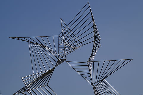 Himmel, Skulptur, modern, Muster, Struktur, Textur, Kunst, moderne Kunst, Objekt, Kunstobjekt, Metall, Blau, keine Leute, klarer Himmel, die Architektur, gebaute Struktur, Tag, Natur, draußen, Flachwinkelansicht, Technologie, Industrie, Gebäudehülle, Design, Stadt, gestalten, Sonnenlicht, Transport, 5K, CC0, gemeinfrei, lizenzfrei