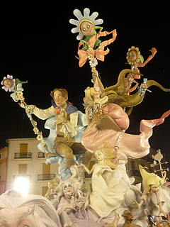 estàtua, ninot, fallades, cremant, flames, cendra, art i artesania, escultura, representació, representació humana, creativitat, semblança masculina, il·luminat, semblança femenina, arquitectura, cap gent, nit, artesania, naturalesa, flor, equips d’il·luminació, vista d’angle baix, planta amb flors, a l'interior, planta, àngel, 2K, CC0, domini públic, lliure de regalies