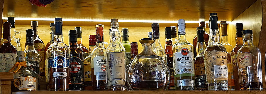 alkoholu, dzērieni, atlasi, dzēriens, alkoholisks, bārs, stiprie alkoholiskie dzērieni, liela objektu grupa, telpās, mazumtirdzniecība, izvēle, nav cilvēku, variācijas, uzglabāt, pudele, vienošanās, konteiners, pārpilnība, mūziku, Klusā daba, rindā, uzņēmējdarbības finanses un rūpniecība, zinātne, Bizness, pārdošanā, mazumtirdzniecības displejs, pārtika un dzērieni, 4K, CC0, publiskais domēns, bez atlīdzības