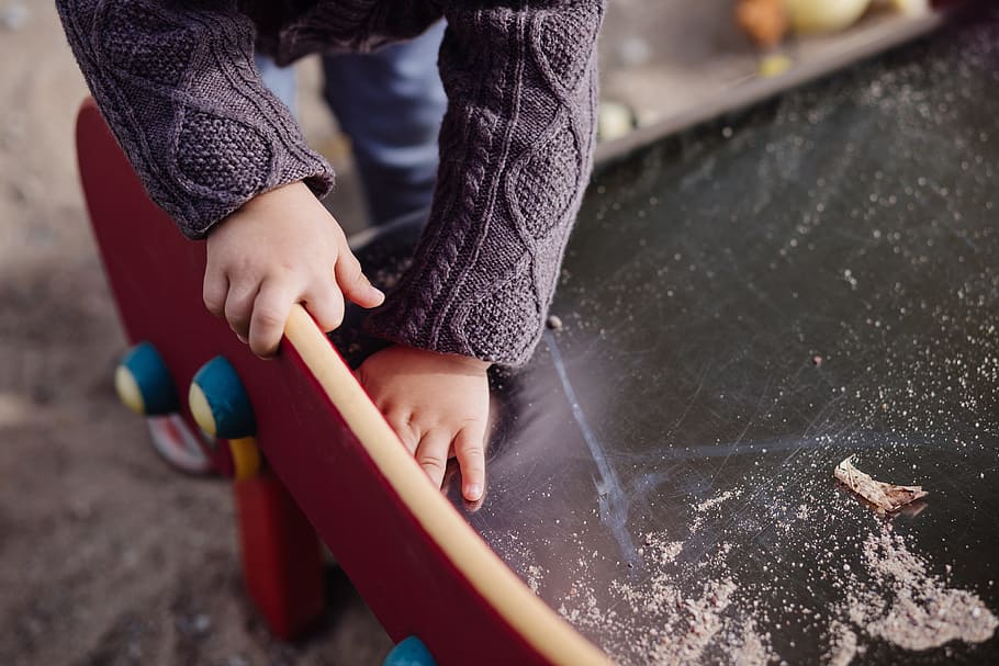 bambino, mettendo, mano, superficie, persone, attivo, attività, ragazzo, infanzia, pulito, asilo nido, divertimento, mani, scuola materna, tempo libero, una persona, mano umana, parte del corpo umano, prole, detenzione, concentrarsi sulle conoscenze acquisite, abbigliamento casual, giorno, acqua, all'aperto, movimento, attività di svago, stili di vita, avvicinamento, arto umano, 5K