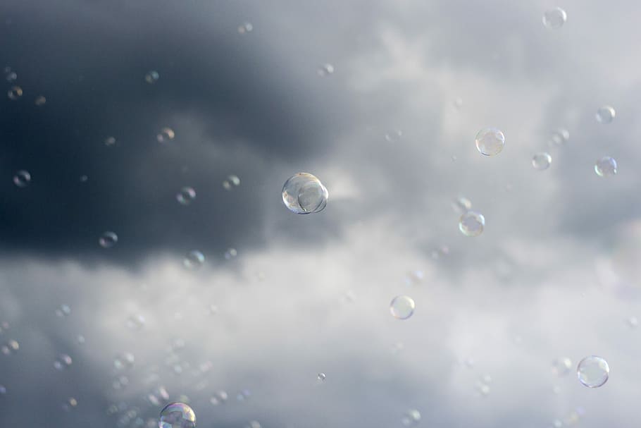 overfladisk, fokus, bobler, fokus fotografering, klar, boble parti, boble, himmel, Sky, overskyet, flydende, cielo, Bolle, barndom, sæbeboble, mørk himmel, lykke, tæt på, vanddråbe, natur, vand, Midt i luften, ingen mennesker, dråbe, sfære, baggrunde, våd, sæbe sud, blå, gennemsigtig, sårbarhed, udendørs, dag, skrøbelighed, form, renhed, 4K