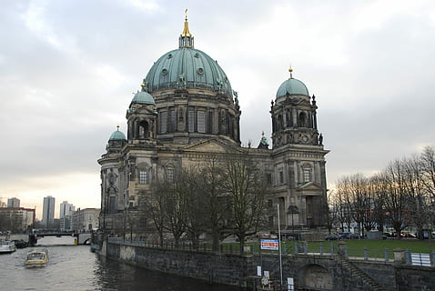 berlin, museu, monument, art, Berlín, museu, arquitectura, catedral, cúpula, exterior de l'edifici, estructura construïda, núvol - cel, cel, religió, edifici, aigua, lloc de culte, espiritualitat, creença, naturalesa, destinacions de viatge, ciutat, viatjar, turisme, cap gent, a l'aire lliure, canal, fletxa, 4K, CC0, domini públic, lliure de regalies