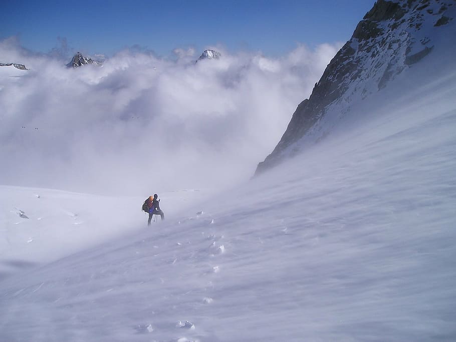 persona, escalada, nevat, muntanya, altes muntanyes, endavant, vent de neu, neu, rierol de neu, vent, fred, temperatura de fred, hivern, activitat d'oci, aventura, esport, bellesa a la natura, escenics - natura, estils de vida, senderisme, medi ambient, activitat, Color blanc, gent, cel, Serra, esport d'hivern, muntanya nevada, clima extrem, a l'aire lliure, 1080P