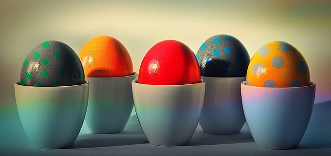 cinque, bianca, ceramica, tazze, uova di Pasqua, Pasqua, uovo, portauova, pittura dell'uovo di Pasqua, colore, dipingere, pittura, buona Pasqua, decorazione, colorato, decorazioni pasquali, uova colorate, costume, macchiato, multicolore, natura morta, in casa, nessuno, girato in studio, variazione, avvicinamento, scelta, di fila, gruppo di oggetti, grande gruppo di oggetti, cibo e bevande, fianco a fianco, preparativi, cerchio, cibo, ordine, forma geometrica, vulnerabilità, 1080P, CC0, dominio pubblico, privo di copyright