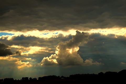 skyer, tordenvejr, storm, himmel, vejr, frem, regn, landskab, mørk, vand, belysning, storm skyer, baggrund, skydække, natur, lichtspiel, grå skyer, mørk himmel, solstråle, atmosfærisk, sollys, regn skyer, landdistrikterne, uklarhed, humør, sydtyskland, lys, sorte skyer, tykke skyer, skønhed i naturen, ro, sky - himmel, scenics, scenics - natur, rolig scene, solnedgang, silhuet, ingen mennesker, udendørs, lav vinkel visning, miljø, træ, dramatisk himmel, idyllisk, ildevarslende, 4K, CC0, offentligt domæne, royaltyfrie