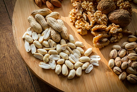 maní en la mesa, mezclado, nueces, selección, marrón, cáscara, comida, sabroso, de madera, plato, comiendo, aperitivos, pistachos, Almendras, miseria, nuez - comida, alimentación saludable, material de madera, planta de cereal, cereales para el desayuno, Granola, avena - comida, nadie, grano integral, comida y bebida, nuez, bienestar, gran grupo de objetos, frescura, variación, naturaleza muerta, almendra, elección, adentro, anacardo, vista de alto ángulo, mesa, pistacho, bocadillo, 4K, CC0, dominio público, libre de derechos