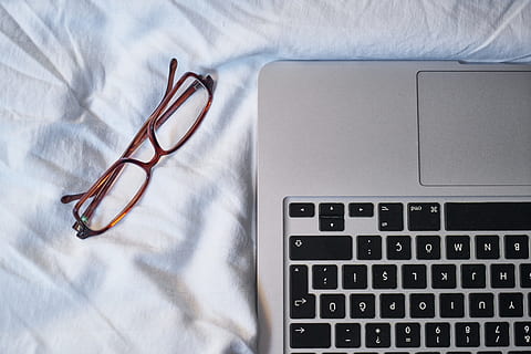 ulleres al costat del portàtil, tecnologia, ordinador, teclat, escriure, ulleres, treballar, fons, primer pla, fotografia, portàtil, nota, modern, prendre notes, bon dia, al matí, despertar, llit, curs, tecnologia sense fils, comunicació, connexió, a l'interior, gots, equips informàtics, dispositiu d’informació portàtil, cap gent, mobles, directament a sobre, vista d’angle alt, teclat d’ordinador, natura morta, telèfon intel·ligent, 5K, CC0, domini públic, lliure de regalies