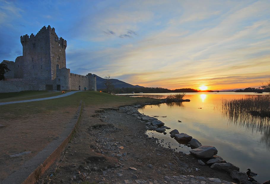 killarney, ross, castell, posta de sol, cel, aigua, núvol - cel, arquitectura, escenics - natura, naturalesa, reflexió, estructura construïda, llac, bellesa a la natura, història, tranquil·litat, el passat, escena tranquil·la, edifici, cap gent, color taronja, exterior de l'edifici, 4K